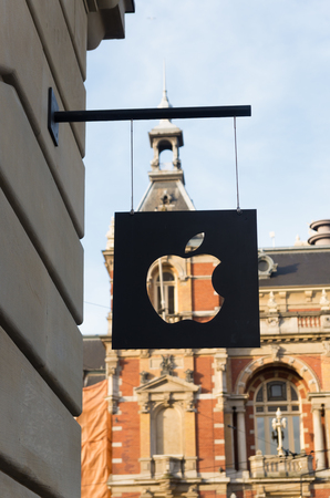 AMSTERDAM, NETHERLANDS - DECEMBER 26, 2015: Apple logo at the outside of an apple store in amsterdamのeditorial素材