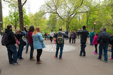 NEW YORK - APRIL 28, 2016: Tourists at the Imagine mosaic commemorating John Lennon at Strawberry Fields in Central Parkのeditorial素材