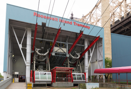 NEW YORK - MAY 3, 2016: cable car house of the roosevelt island tramway. Each cabin accommodates a capacity of 125 people, makes approximately 115 trips per day, and about 100 on weekends.のeditorial素材