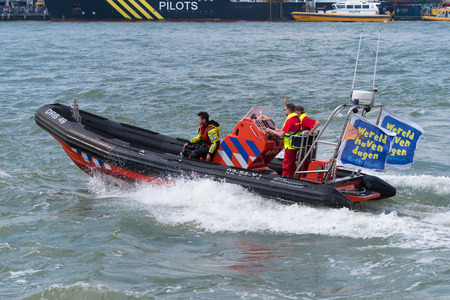 ROTTERDAM, NETHERLANDS - SEPTEMBER 3, 2017: Lifeboat demonstration at the Rotterdam port daysのeditorial素材