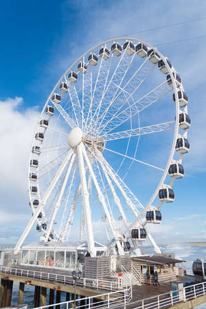 DEN HAAG, NETHERLANDS - OCTOBER 27, 2018: Ferris wheel on the Scheveningen pier on a beautiful autumn dayのeditorial素材