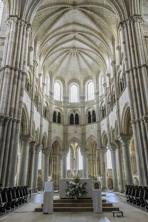 VEZELAY, FRANCE - JULY 28, 2011: Interior of the Benedictine abbey church of Vezelay.のeditorial素材