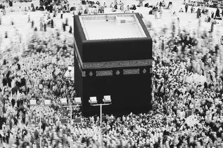Prayer and Tawaf of Muslims Around AlKaaba in Mecca, Saudi Arabia, Aerial Top Viewのeditorial素材