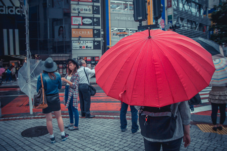 People umbrella and rain in Shibuya, Japanのeditorial素材