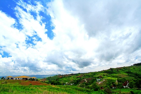 Many country houses on the high mountains hill with beautiful blue sky and white clouds at Phetchabun, Thailandの写真素材