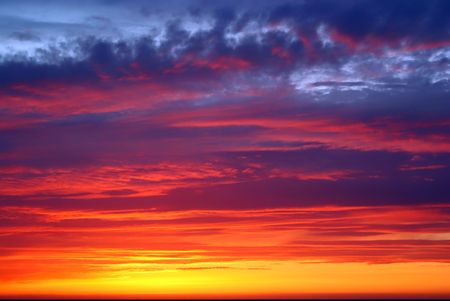 View on floccus clouds in setting sunの写真素材