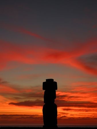 Ahu Tahai. Moai of Easter Island at dusk  の写真素材