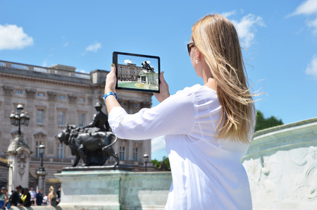 Buckingham Palace on the screen of a tablet pcのeditorial素材