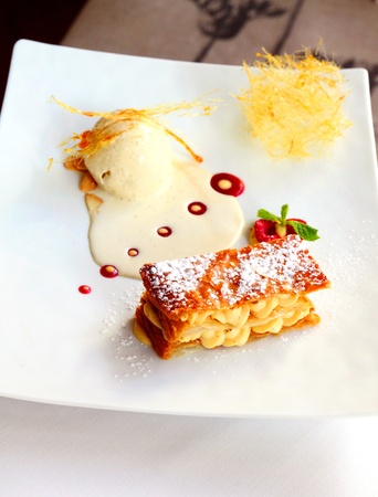 Baked biscuit with vanilla ice creamの写真素材
