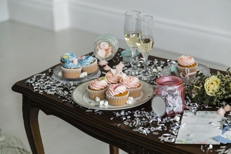 Candy Bar. Delicious sweet buffet with cupcakes, big cake and marshmallow.の写真素材