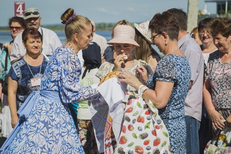 Mariinsky Posad, Chuvash Republic, Russia - June 24, 2016. Girl in national dresses met with bread and salt passengers from shipのeditorial素材