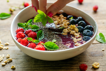 Berry purple smoothie bowlの写真素材