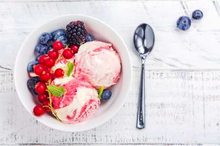 Raspberry and vanilla ice creamの写真素材