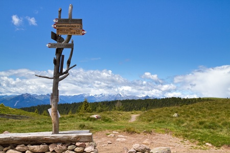 Wegweiser in den Bergen in SÃ¼dtirol, Italienの写真素材