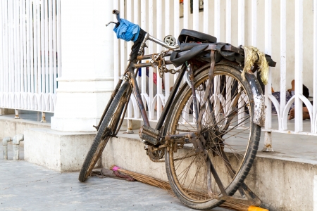 Old bicycle in Delhi, Indiaの写真素材