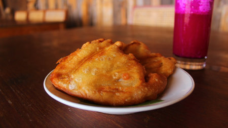 Crispy Fried Banana (Pisang Goreng) â Traditional Indonesian Snackの写真素材