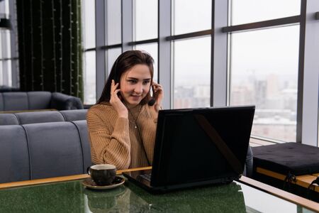 girl leads an amateur online broadcast from the coffee shop