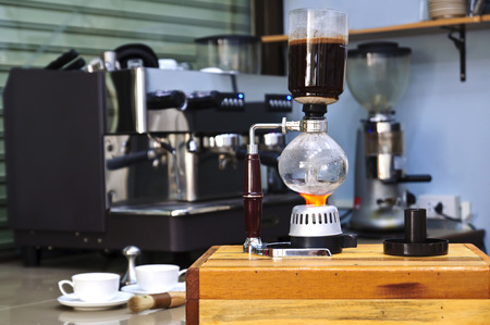making coffee using syphon coffee makerの写真素材