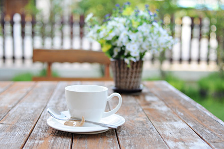 coffe cup ,with background flowers in vaseの写真素材