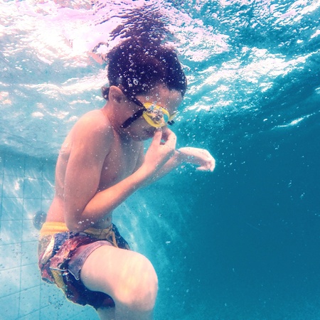 Boy in waterの素材