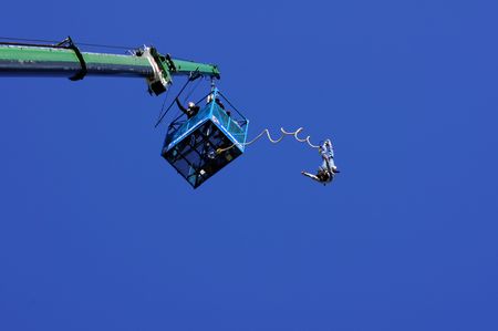 LONDON - SEPTEMBER 25: Bungee Jumper At The Rat Race Urban Adventure Event September 25th, 2010 By City Hall London, Englandのeditorial素材