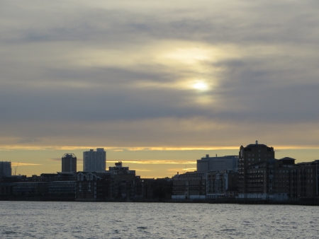 View of the sun setting over the London skyline from The London Docklands の写真素材