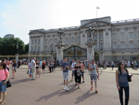 London - July 22: People eager to find out about the gender of the Royal Baby wait outside Buckingham Palace, London July 22nd, 2013 in London England.のeditorial素材