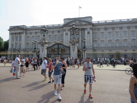 London - July 22: People eager to find out about the gender of the Royal Baby wait outside Buckingham Palace, London July 22nd, 2013 in London England.のeditorial素材
