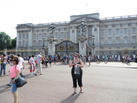 London - July 22: People eager to find out about the gender of the Royal Baby wait outside Buckingham Palace, London July 22nd, 2013 in London England.のeditorial素材
