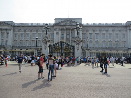 London - July 22: People eager to find out about the gender of the Royal Baby wait outside Buckingham Palace, London July 22nd, 2013 in London England.のeditorial素材