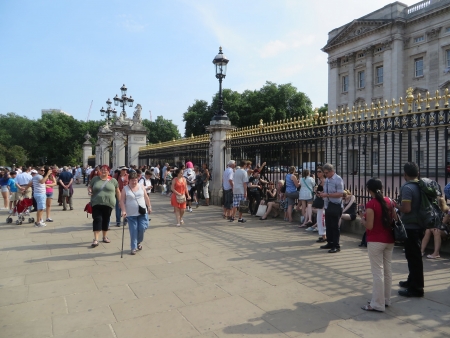 London - July 22: People eager to find out about the gender of the Royal Baby wait outside Buckingham Palace, London July 22nd, 2013 in London England.のeditorial素材