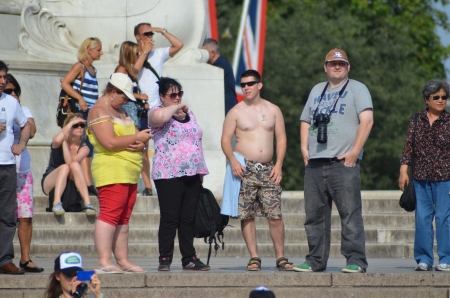 London - July 22: People eager to find out about the gender of the Royal Baby wait outside Buckingham Palace, London July 22nd, 2013 in London England.のeditorial素材