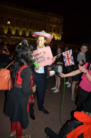 London - July 22: The atmosphere outside Buckingham Palace after news about the birth of Royal baby, London July 22nd, 2013 in London England.のeditorial素材