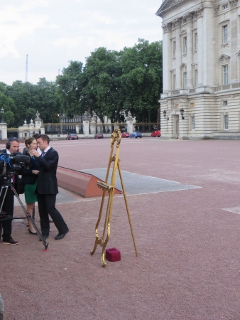 London - July 22: The easel that will display details about the royal baby outside Buckingham Palace, London July 22nd, 2013 in London England.のeditorial素材