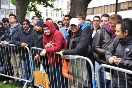 London â September 20: The crowds of people waiting for the new iPhone 5 at the Regents Street Apple Store, London September 20th, 2013 in London England.のeditorial素材