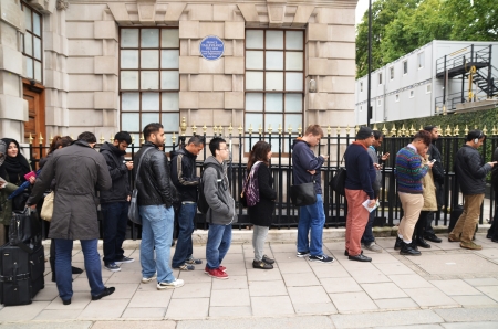 London â€“ September 20: The crowds of people waiting for the new iPhone 5 at the Regents...