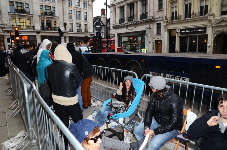 London â September 20: The crowds of people waiting for the new iPhone 5 at the Regents Street Apple Store, London September 20th, 2013 in London England.のeditorial素材