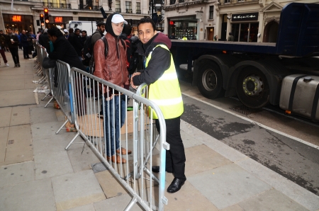 London â September 20: The crowds of people waiting for the new iPhone 5 at the Regents Street Apple Store, London September 20th, 2013 in London England.のeditorial素材