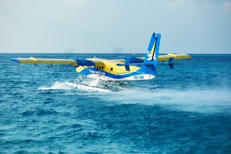SOUTH ARI ATOLL, MALDIVES - DECEMBER 12 2013: Twin otter seaplane at Maldivesのeditorial素材