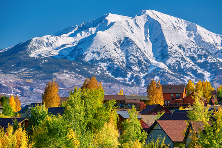 Residential neighborhood in Colorado at autumn, USA. Mount Sopris landscape.のeditorial素材