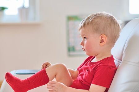 Two year old boy watching tvの写真素材