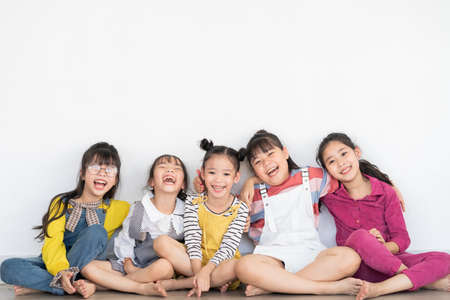 Five little girls are wearing each other's shoulders