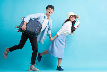 Asian couple are traveling togetherの写真素材