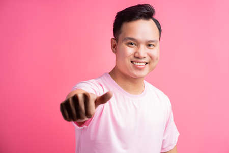 The Asian man gave his thumbs upの写真素材