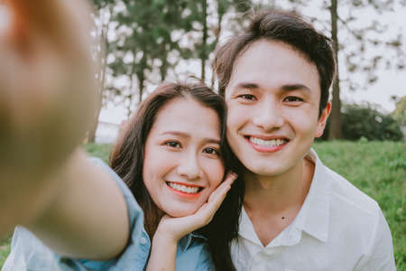 Image of young Asian couple eating dinner togetherの写真素材