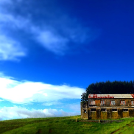 Farm barn in a field.の素材