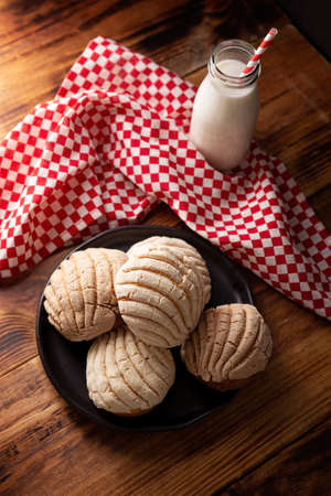 shells. Mexican sweet bread roll with seashell-like appearance, Usually eaten with coffee or hot chocolate at breakfast or as an afternoon snack.の写真素材