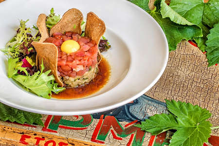 Tuna carpaccio with crispy croutons