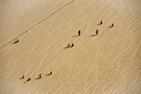 Chinese Gansu, Dunhuang City, Mingsha Crescent Spring scenic area, the tourists on the sandのeditorial素材