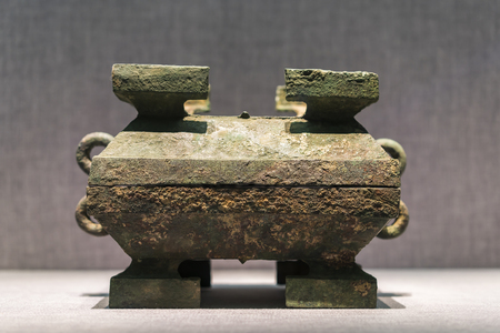 rectangular box shape, with the same cover, the same size, the upper and lower symmetry, the integration as one, and then divided into two utensils from the Warring States and the tomb of the king of the ancient Zhongshan appeared in the early Western Zhoのeditorial素材
